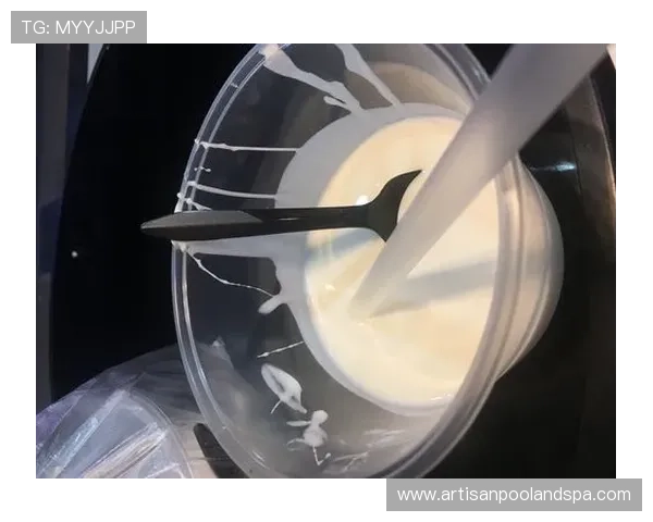 杨千霖家的冰箱里塞满了蛋白粉，连饮料都按克称着喝